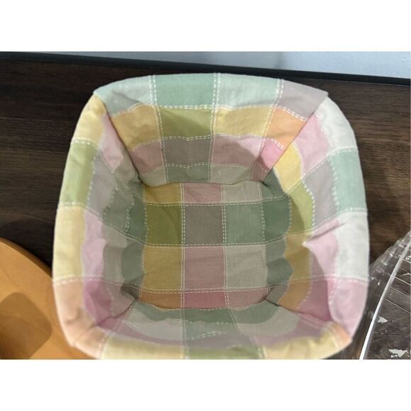 Longaberger basket with lid and pastel plaid fabric liner 2001 - Picture 3 of 10
